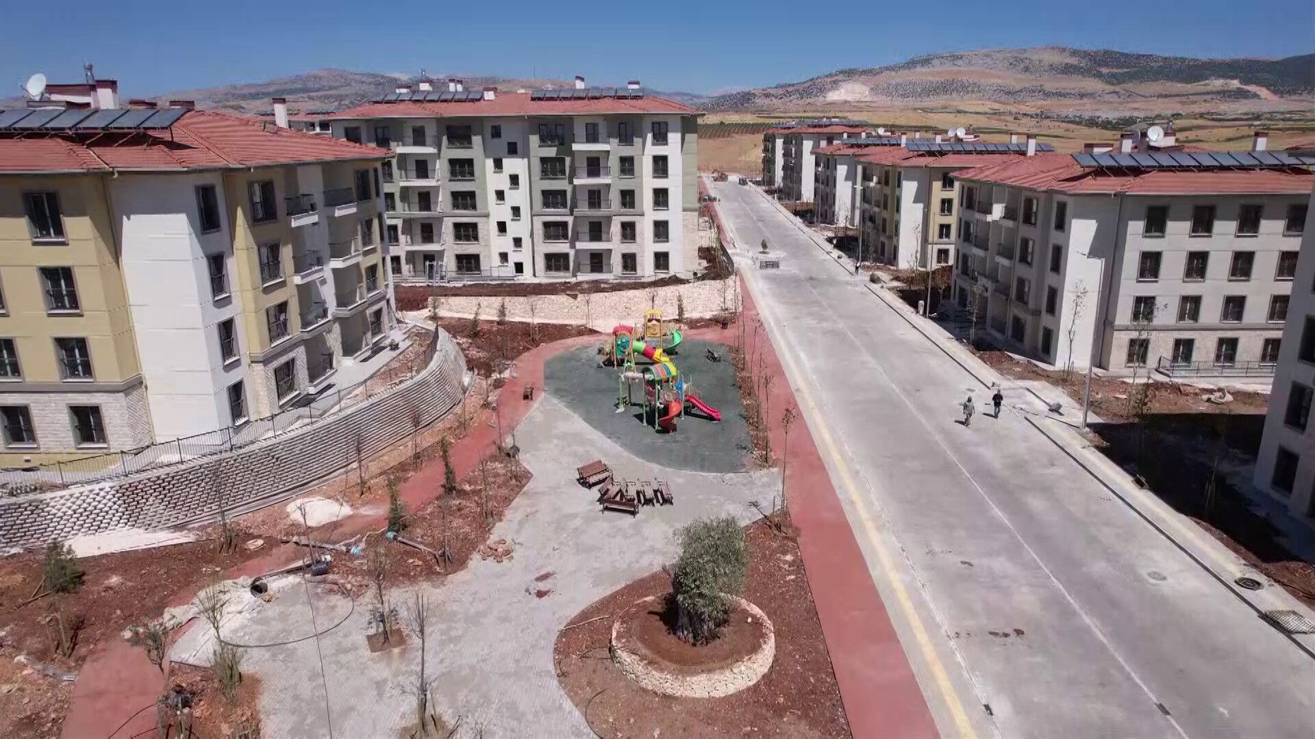 Adıyamanlı depremzedeler anahtarlarını teslim aldı! Baykar’ın yaptığı konutlara yerleşmeye başladı - 1. Resim
