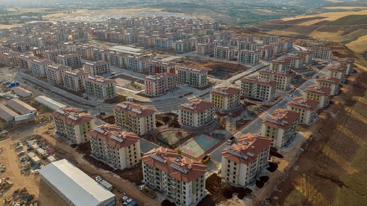 Anahtarlarını teslim alan Adıyamanlı depremzedeler Baykar’ın yaptığı konutlara yerleşmeye başladı - 3. Resim