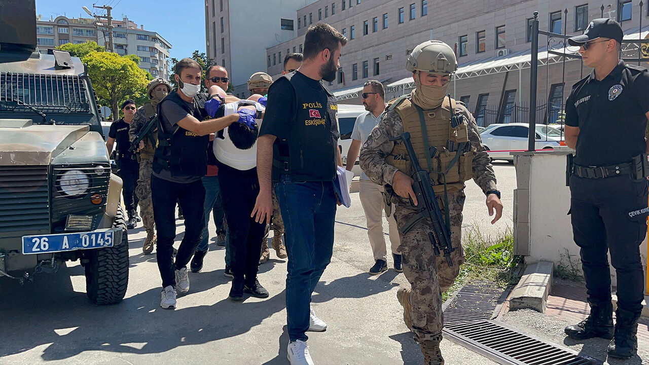 Eskişehir saldırganı adliyeye sevk edildi! Fotoğraflardaki detay dikkat çekti - 4. Resim