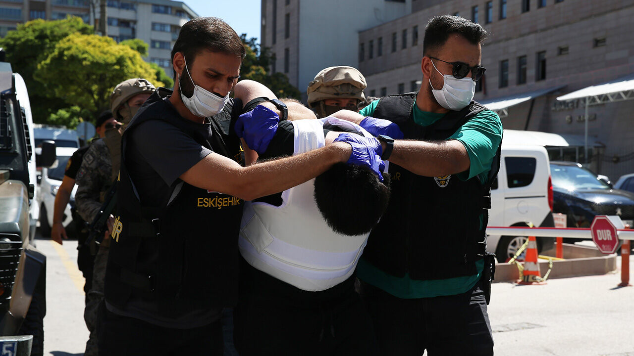 Eskişehir saldırganı adliyeye sevk edildi! Fotoğraflardaki detay dikkat çekti - 1. Resim