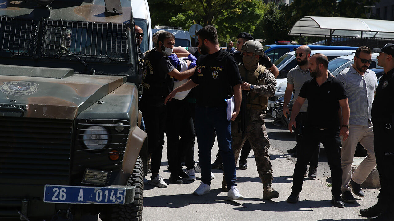 Eskişehir saldırganı adliyeye sevk edildi! Fotoğraflardaki detay dikkat çekti - 6. Resim