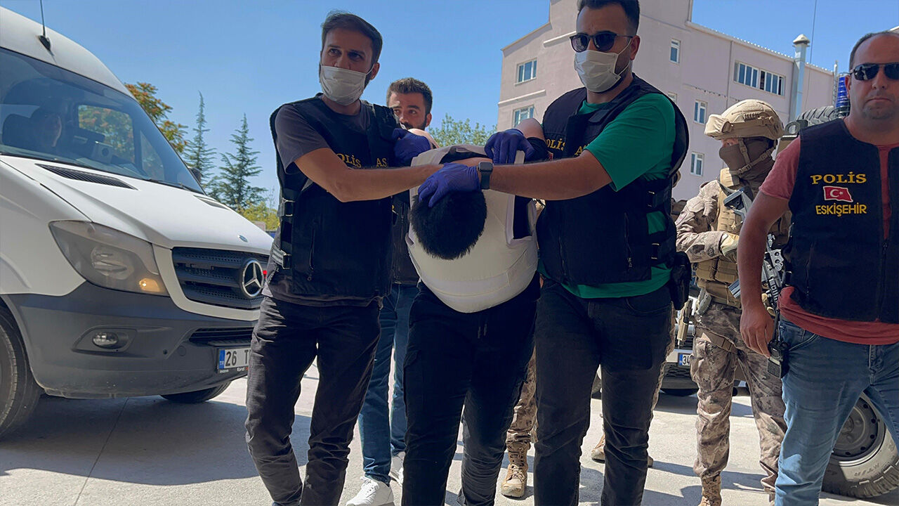 Eskişehir saldırganı adliyeye sevk edildi! Fotoğraflardaki detay dikkat çekti - 3. Resim