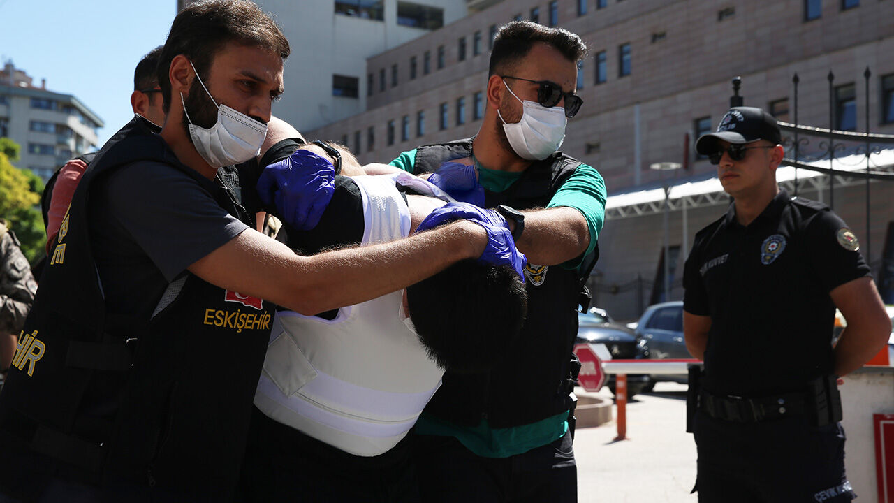 Eskişehir saldırganı adliyeye sevk edildi! Fotoğraflardaki detay dikkat çekti - 2. Resim