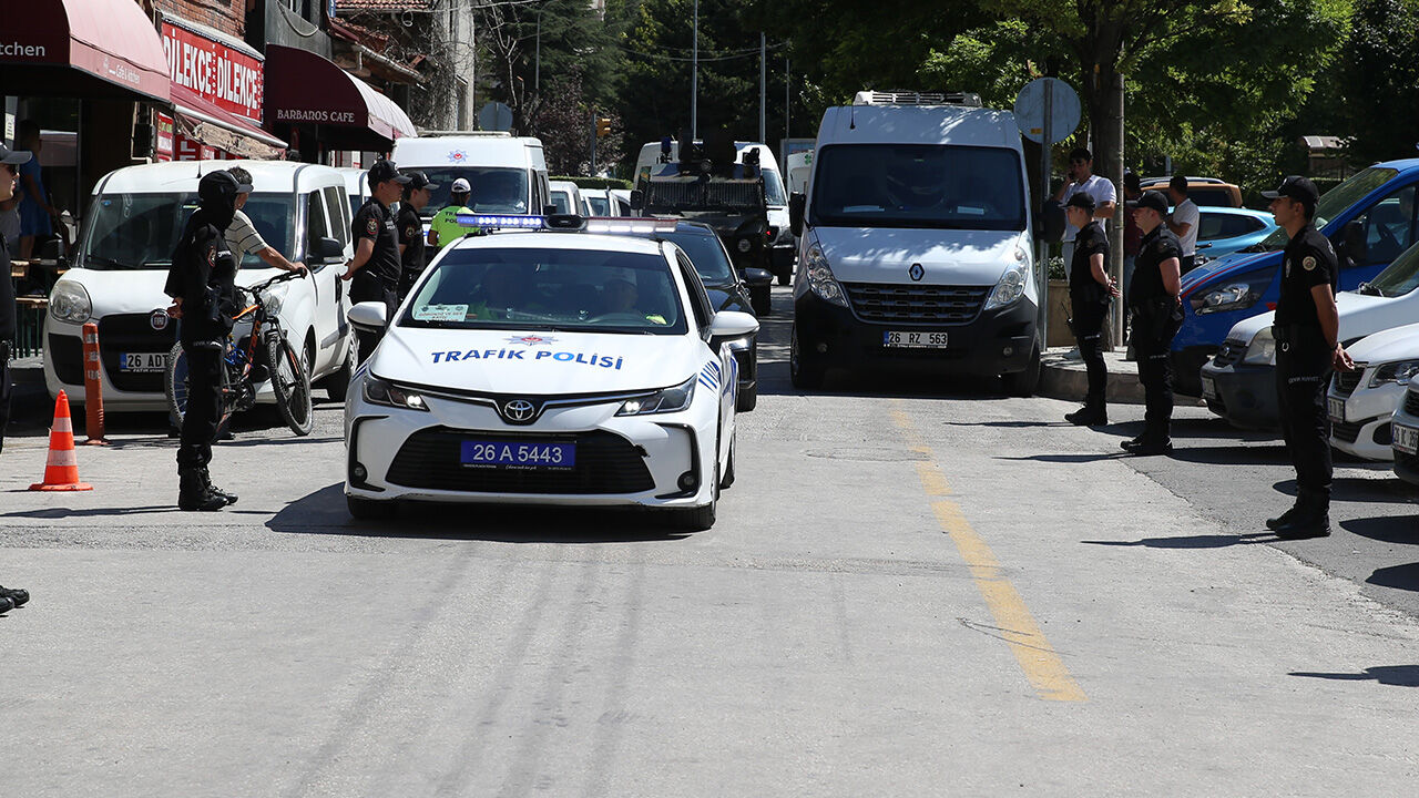 Eskişehir saldırganı adliyeye sevk edildi! Fotoğraflardaki detay dikkat çekti - 7. Resim