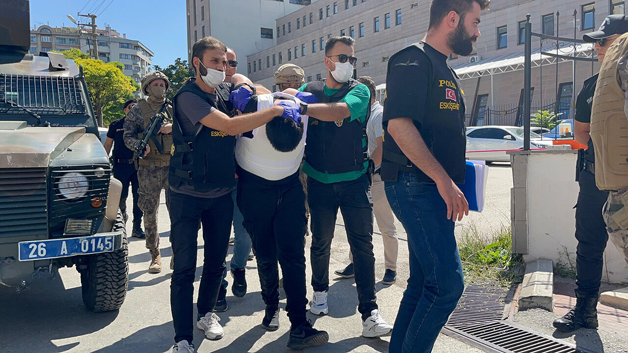 Eskişehir saldırganı adliyeye sevk edildi! Fotoğraflardaki detay dikkat çekti - 5. Resim