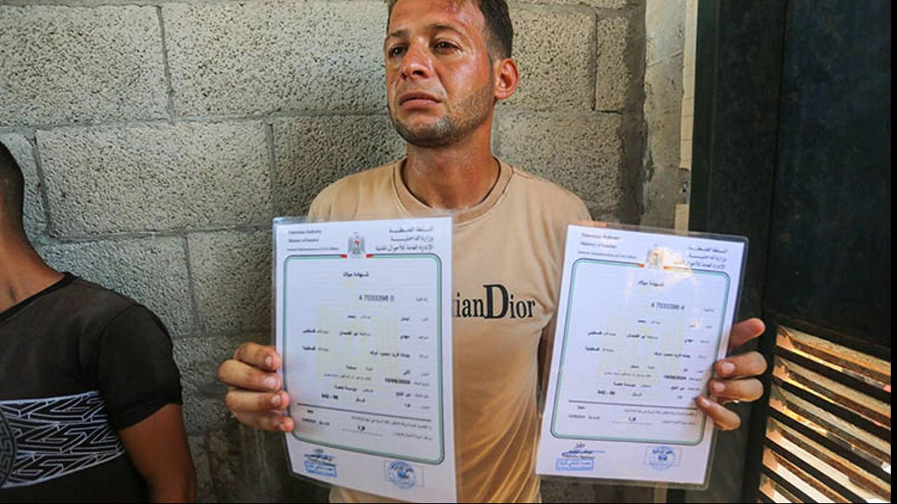 Gazze'deki bu acının tarifi yok! İkiz bebeklerine doğum belgesi çıkarmak için giden Filistinli baba tüm ailesini kaybetti - 1. Resim