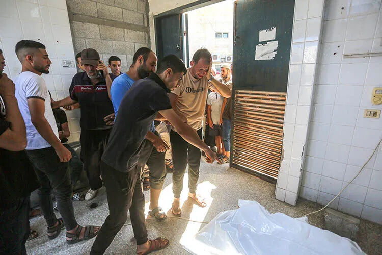 Gazze'deki bu acının tarifi yok! İkiz bebeklerine doğum belgesi çıkarmak için giden Filistinli baba tüm ailesini kaybetti - 3. Resim