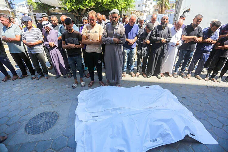 Gazze'deki bu acının tarifi yok! İkiz bebeklerine doğum belgesi çıkarmak için giden Filistinli baba tüm ailesini kaybetti - 4. Resim