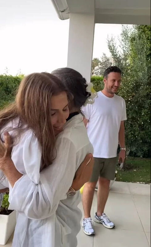 Hatice Şendil ve eşi Burak Sağyaşar'dan Filiz Akın'a ziyaret! - 2. Resim