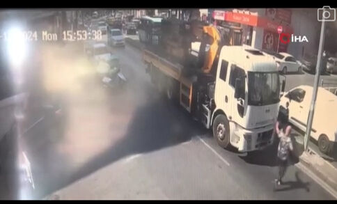 Maltepe'de yolun karşısına geçmek isteyen çocuğa vinç aracı çarptı! O anlar kameralara yansıdı - 3. Resim