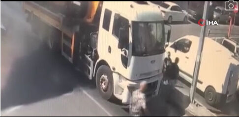 Maltepe'de yolun karşısına geçmek isteyen çocuğa vinç aracı çarptı! O anlar kameralara yansıdı - 2. Resim