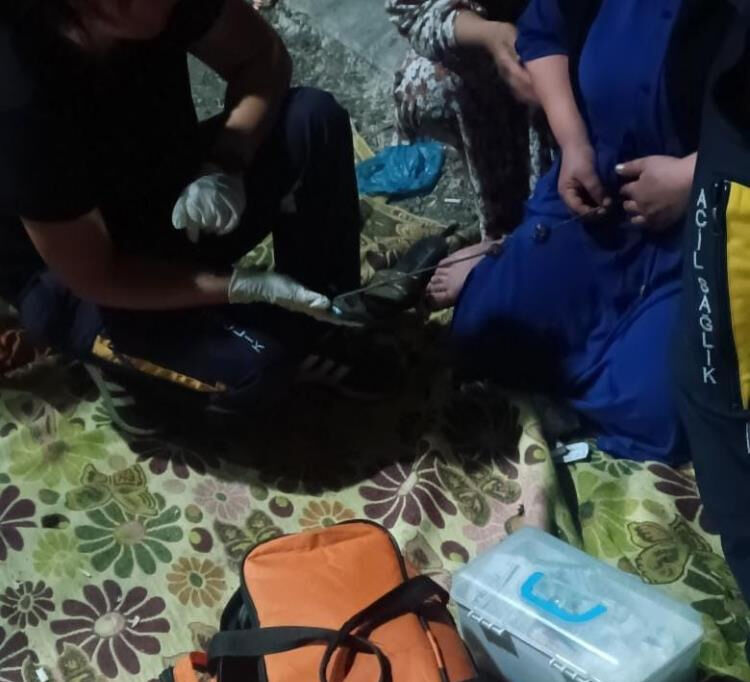 Piknikte akıl almaz olay: Kebap yerken karnına şiş saplandı - 1. Resim