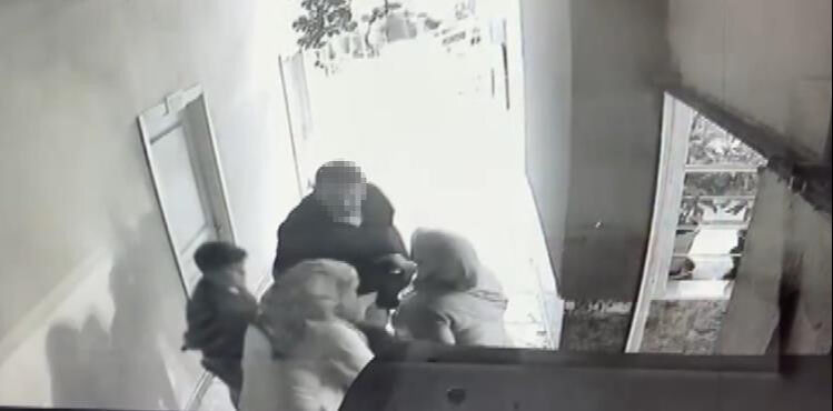 Vicdanları sızlatan görüntü! 8 yaşındaki çocuğunu acımasızca yere fırlattı - 2. Resim