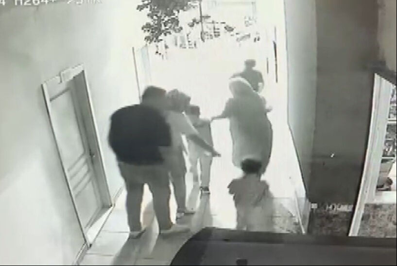 Vicdanları sızlatan görüntü! 8 yaşındaki çocuğunu acımasızca yere fırlattı - 1. Resim