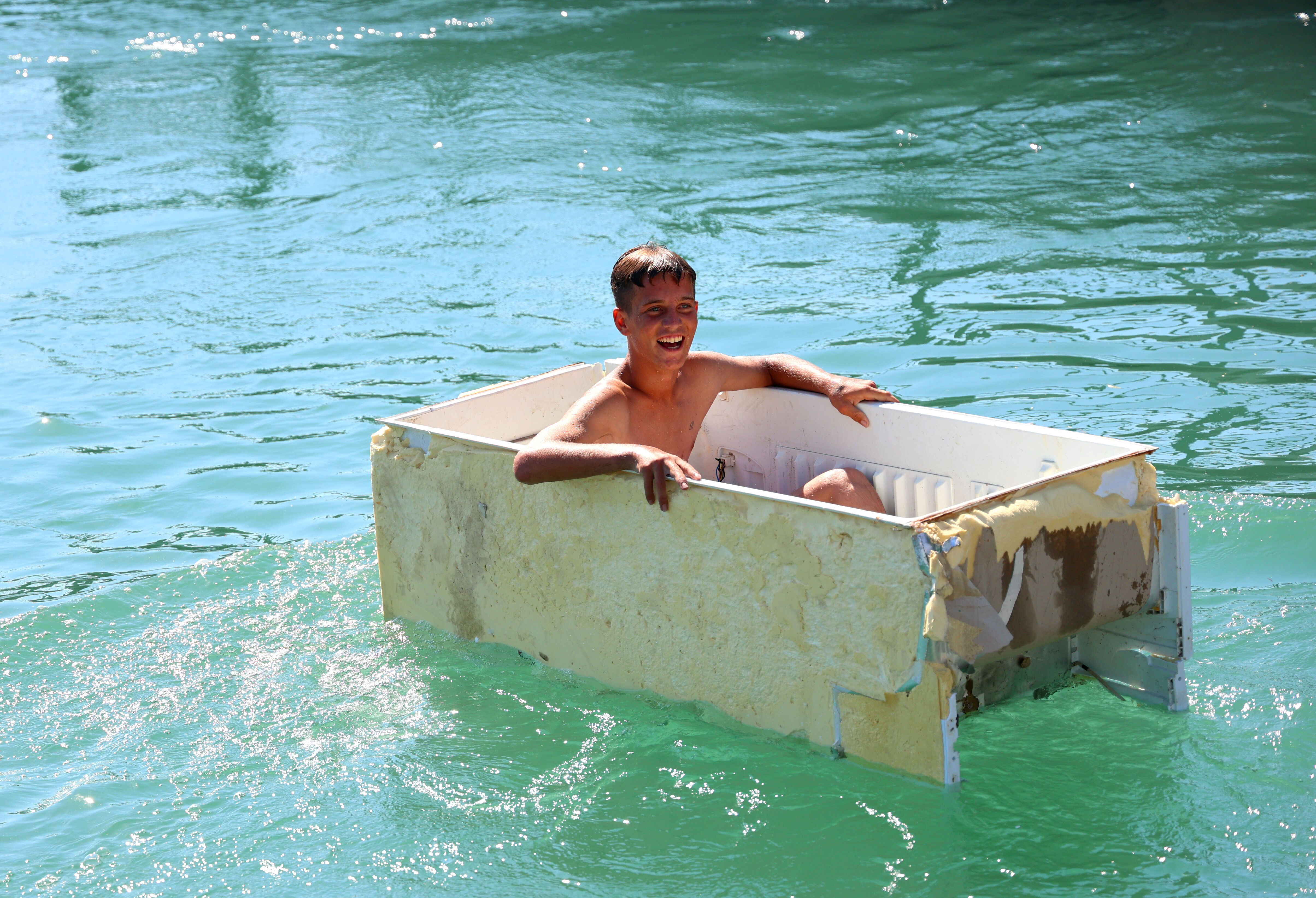 Adanalı çocuklar buzdolabından kayık yaptı sulama kanalına açıldı: Bu bizim milyonluk yatımız! - 1. Resim