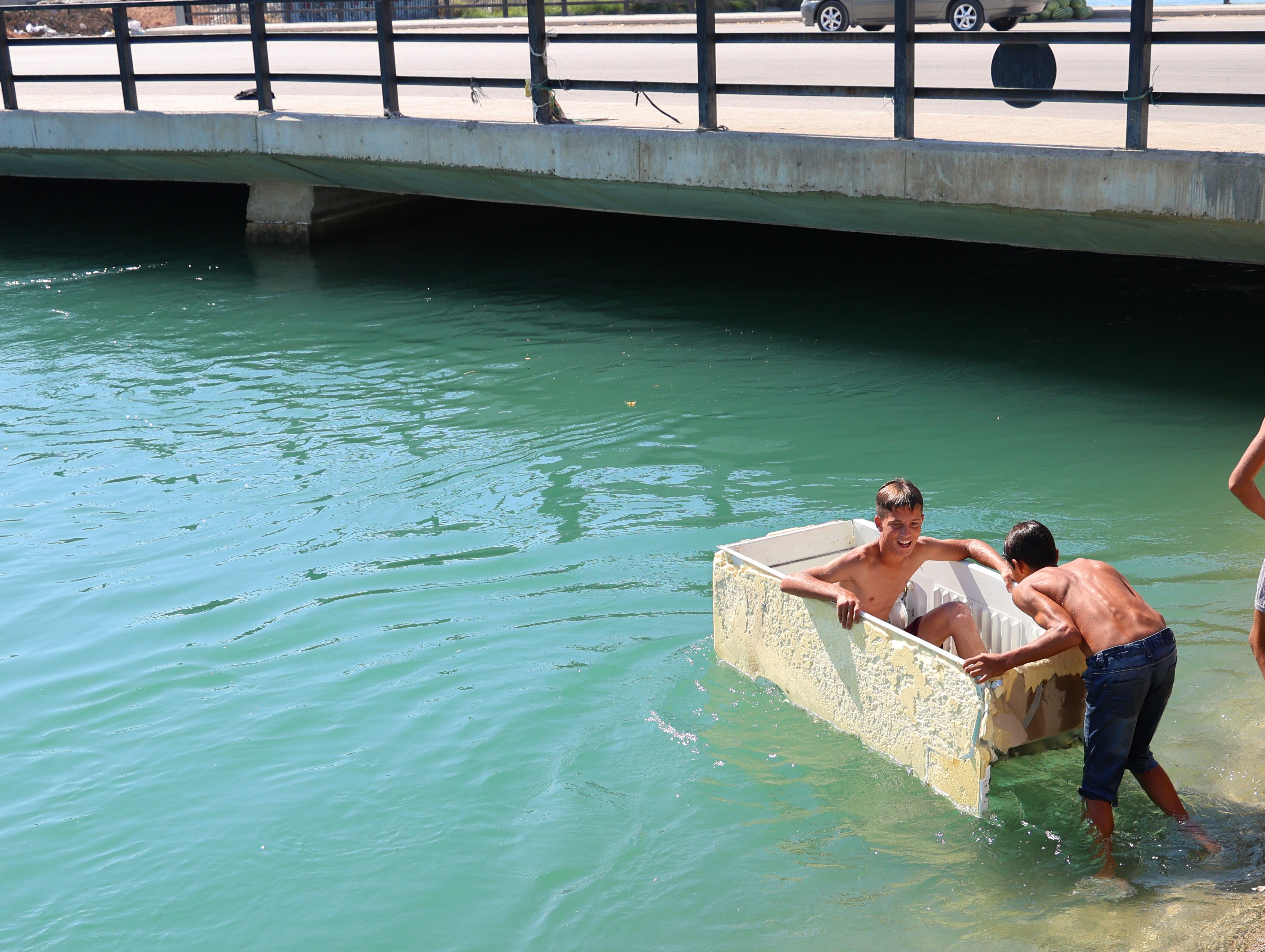 Adanalı çocuklar buzdolabından kayık yaptı sulama kanalına açıldı: Bu bizim milyonluk yatımız! - 1. Resim