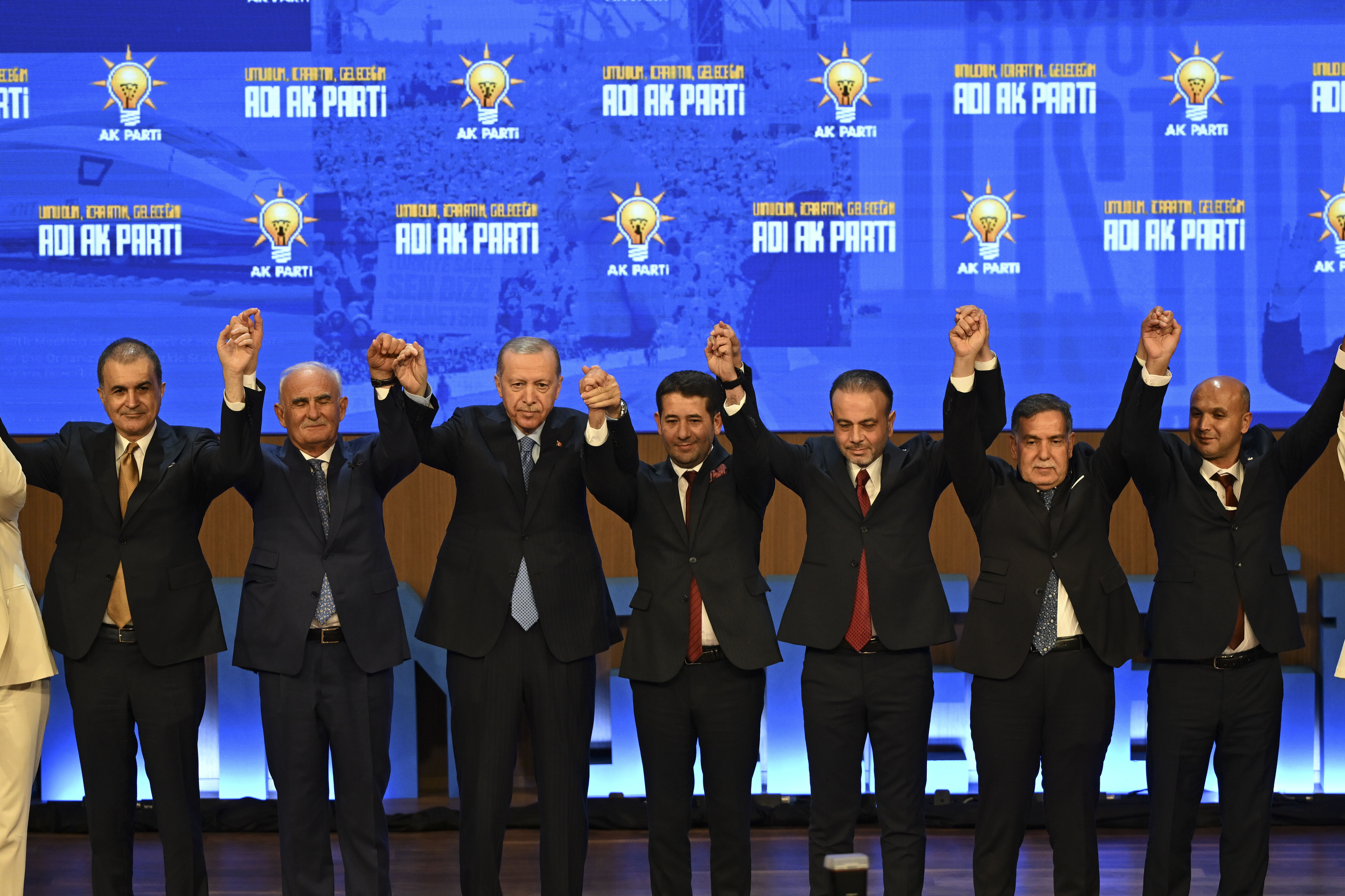 AK Parti'ye 7 belediye kaptırdı! YRP'den partiden ayrılan isimlere tepki AK Parti'ye 7 belediye kaptırdı! YRP'den partiden ayrılan isimlere tepki geldi - 2. Resim