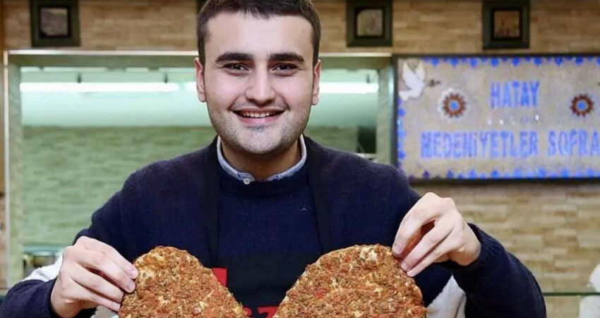 CZN Burak'ın restoranındaki servis ücretine tepki yağdı! CZN Burak'ın restoranındaki servis ücretine tepki yağdı! - 1. Resim