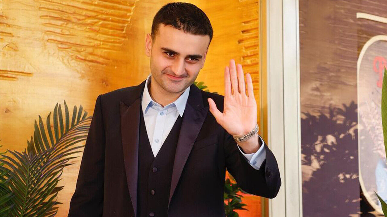 CZN Burak'ın restoranındaki servis ücretine tepki yağdı! CZN Burak'ın restoranındaki servis ücretine tepki yağdı! - 2. Resim