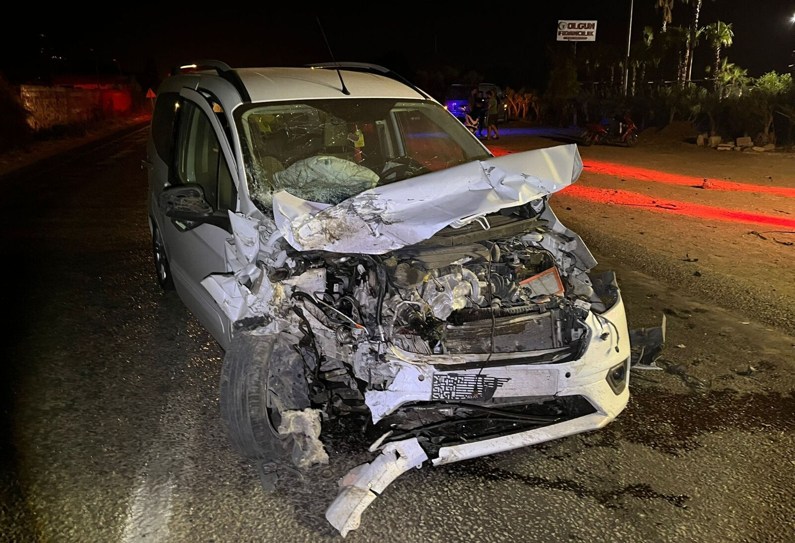 İzmir'de korkunç kaza! Otomobil ikiye bölündü, yaralılar var - 1. Resim