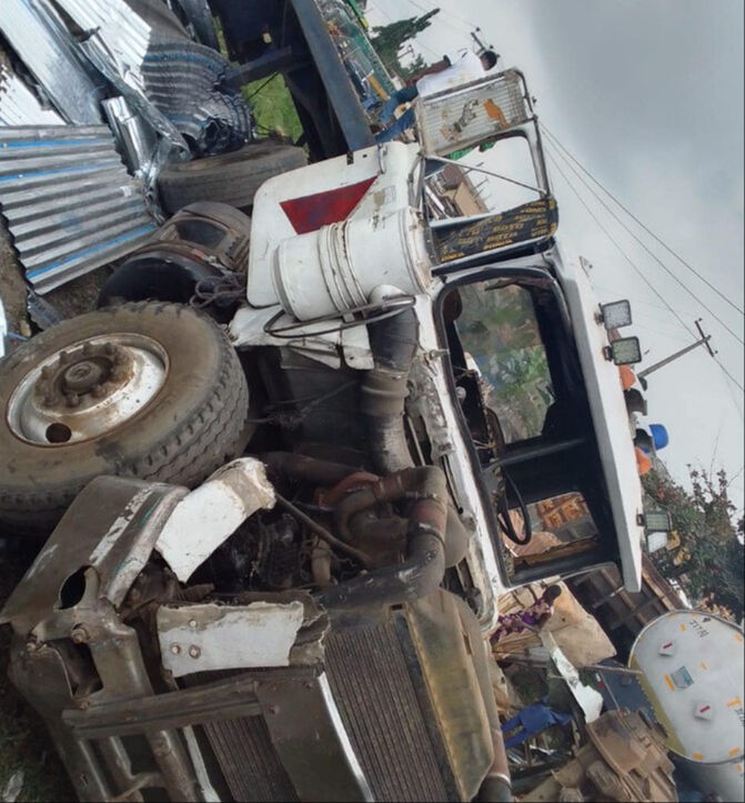 Katliam gibi zincirleme trafik kazası! 16 kişi öldü, 17 kişi yaralandı - 1. Resim