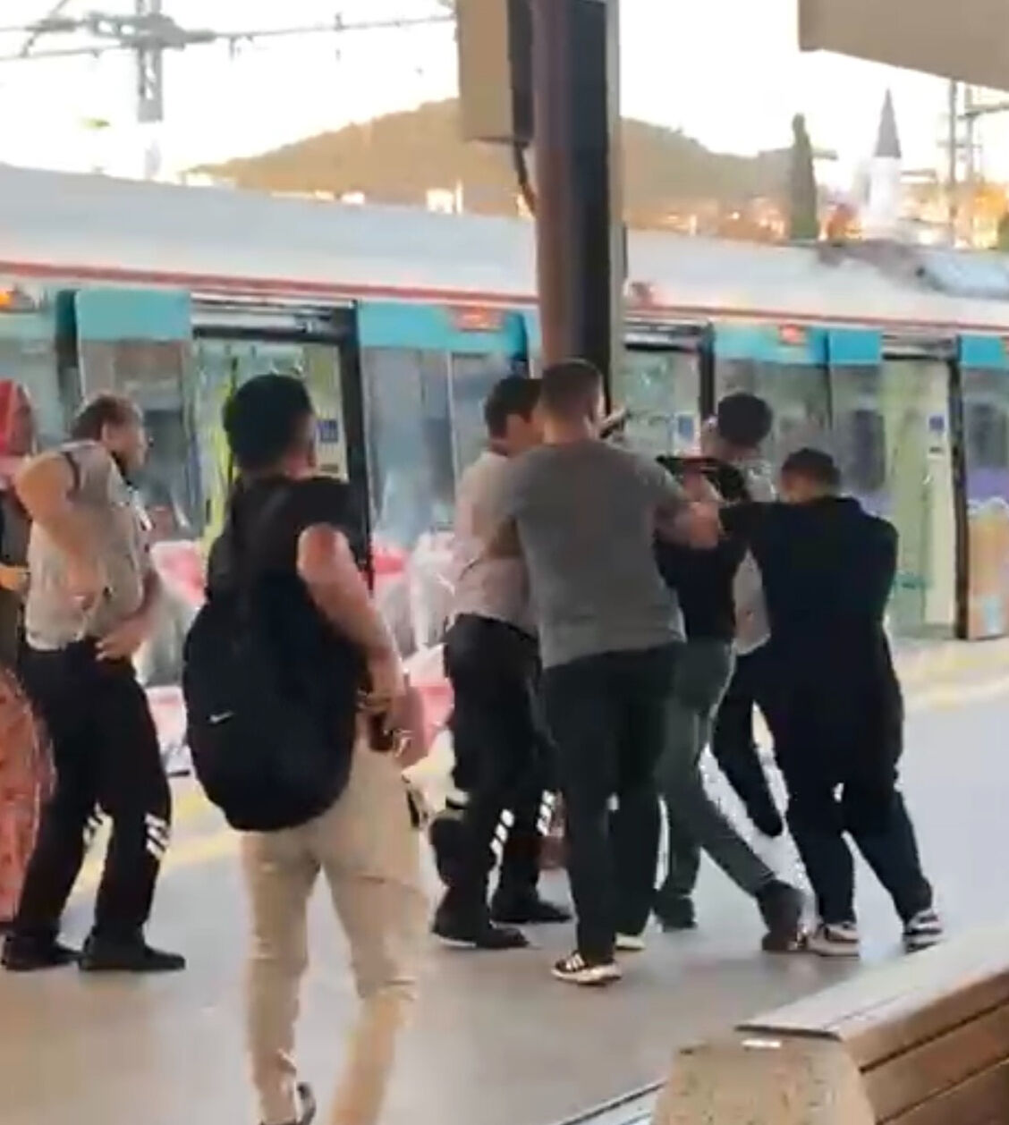 Marmaray'da meydan muharebesi! Güvenlik görevlisinin silahını almaya çalıştı - 1. Resim