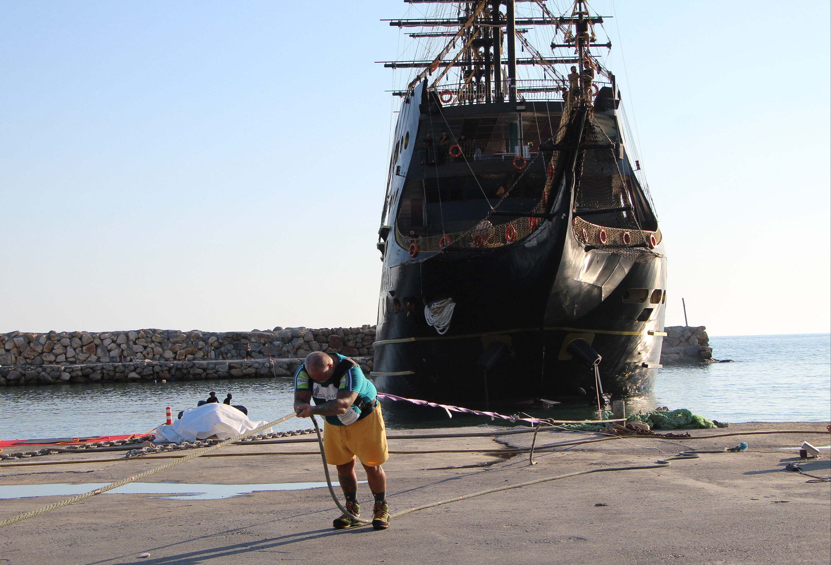Antalya'da yeni bir rekor! Avusturyalı sporcu Alanya'da 1300 ton ağırlığındaki tekneyi çekti - 2. Resim