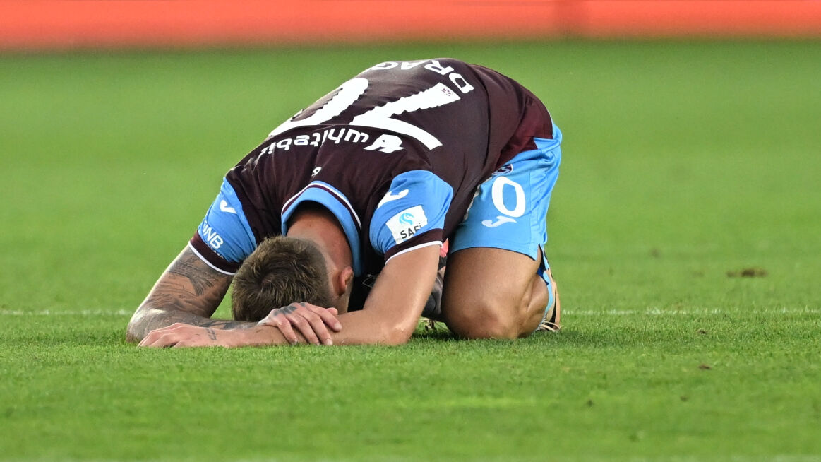 Avusturya'da ilginç anlar! Yenilgi sonrası Abdullah Avcı'ya istifa pankartı - 1. Resim