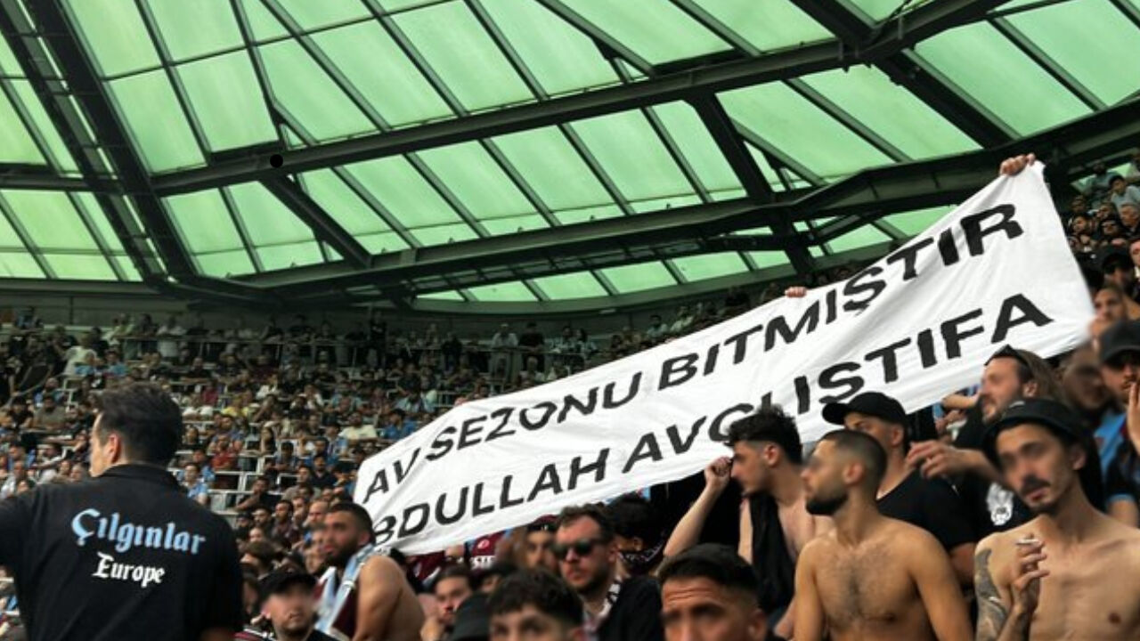 Avusturya'da ilginç anlar! Yenilgi sonrası Abdullah Avcı'ya istifa pankartı - 2. Resim