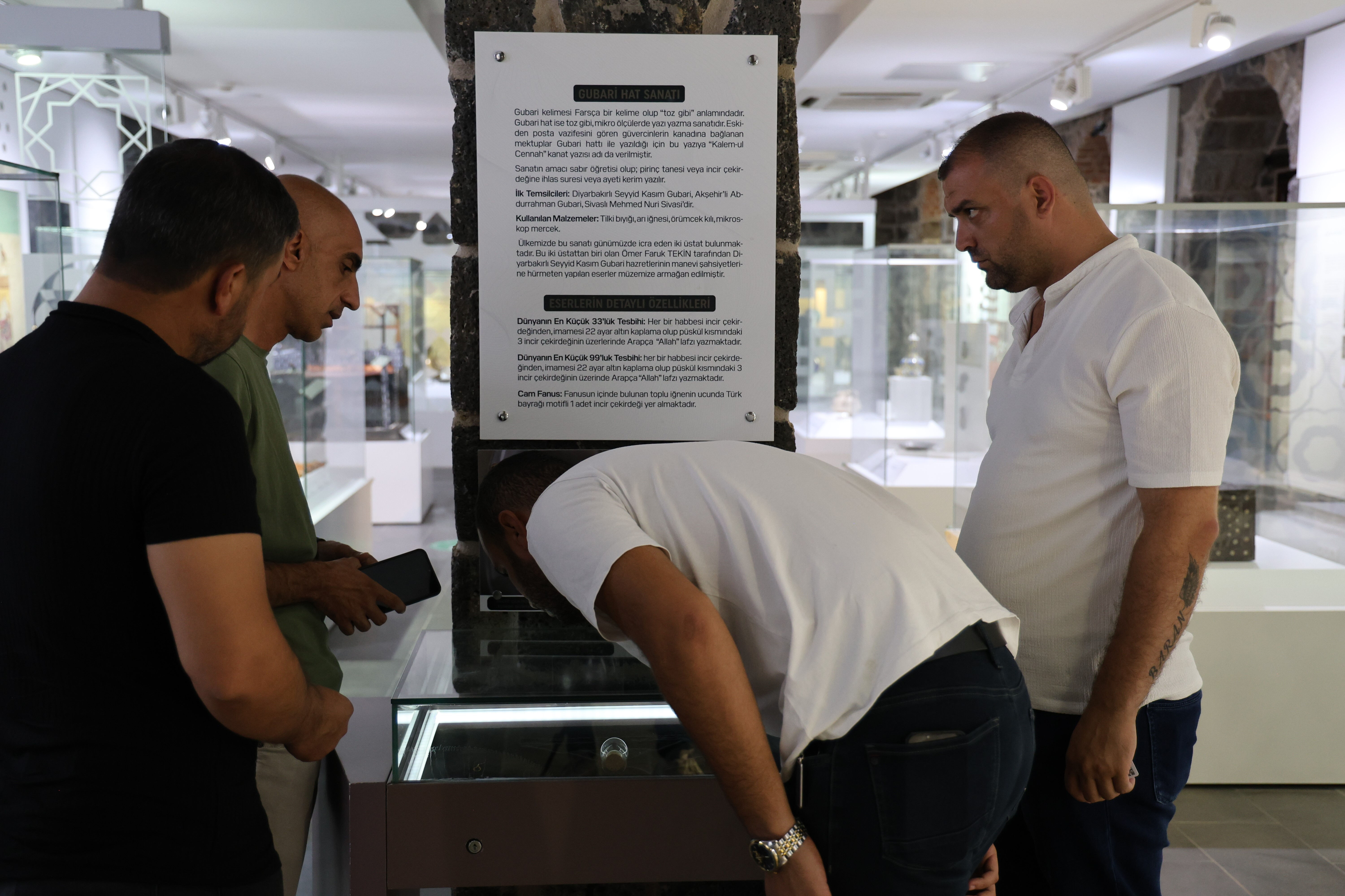 Dünyanın en küçük tespihi ile Türk bayrağı Diyarbakır Müzesi'nde sergileniyor Dünyanın en küçük tespihi ile Türk bayrağı Diyarbakır Müzesi'nde sergileniyor - 1. Resim