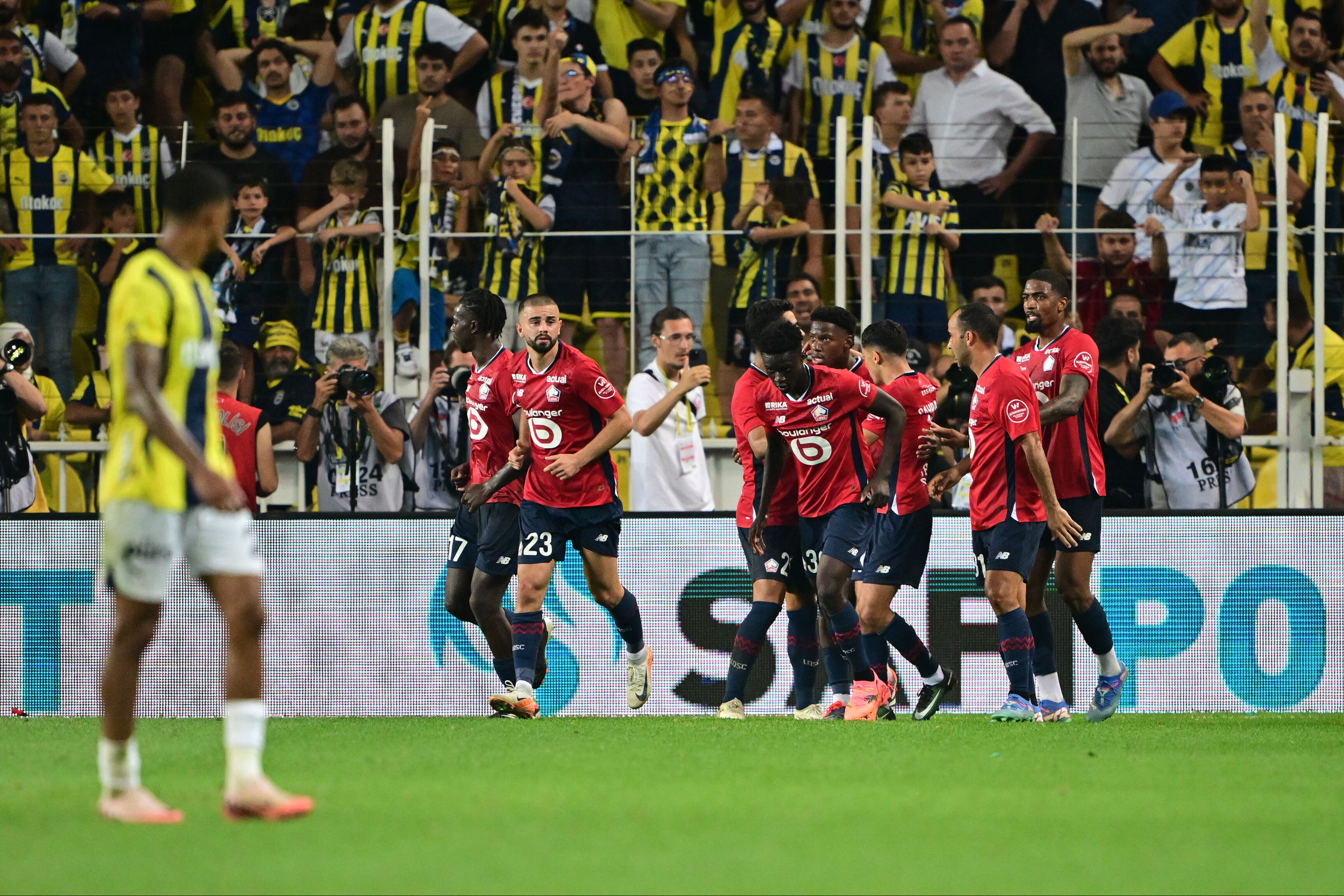 Fenerbahçe'de Lille maçı sonrası karar verildi! Mourinho yıldız orta sahayı istiyor - 1. Resim