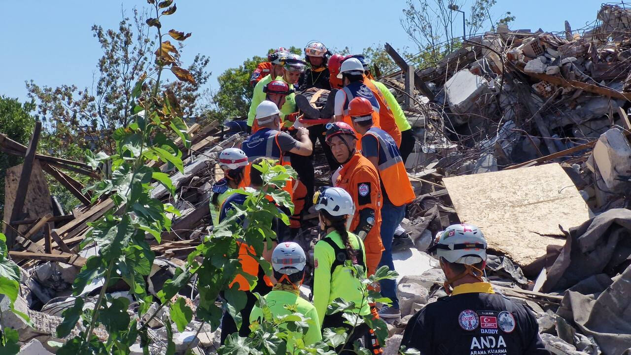 Gölcük depreminin 25. yılında tatbikat gerçek enkaz üzerinde yapıldı! Gölcük depreminin 25. yılında tatbikat gerçek enkaz üzerinde yapıldı! - 2. Resim