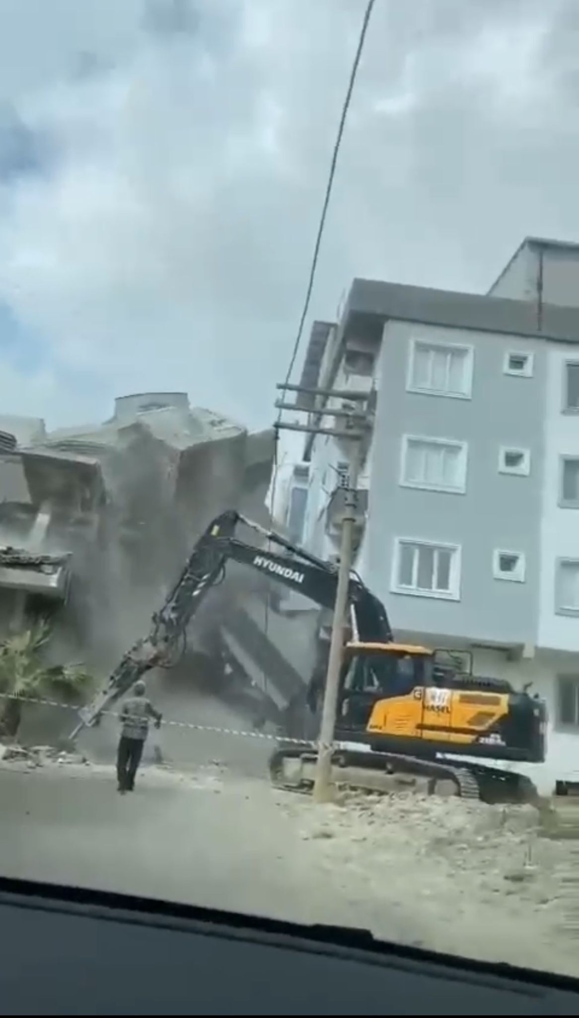 Hatay'da bina bir başka binanın üzerine devrildi! Yıkım esnasında korku dolu anlar - 2. Resim