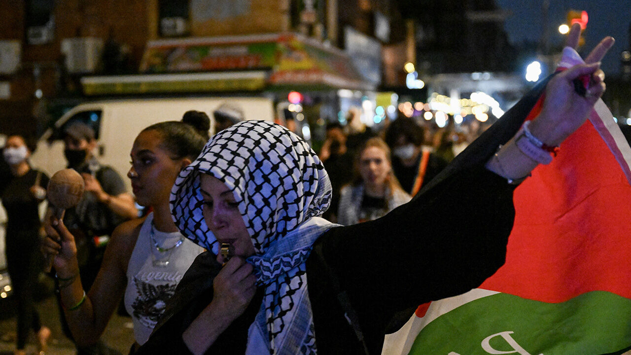 Kamala Harris'in New York etkinliğine Filistin destekçilerinden protesto - 1. Resim