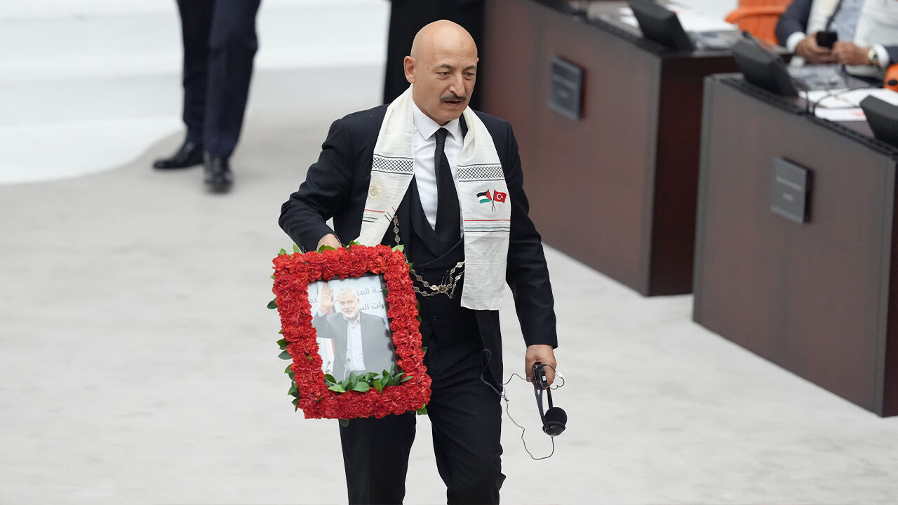 Mahmut Abbas TBMM'de konuştu! Salondaki fotoğraf detayı dikkat çekti Mahmut Abbas TBMM'de konuştu; salondaki fotoğraf detayı dikkat çekti - 5. Resim