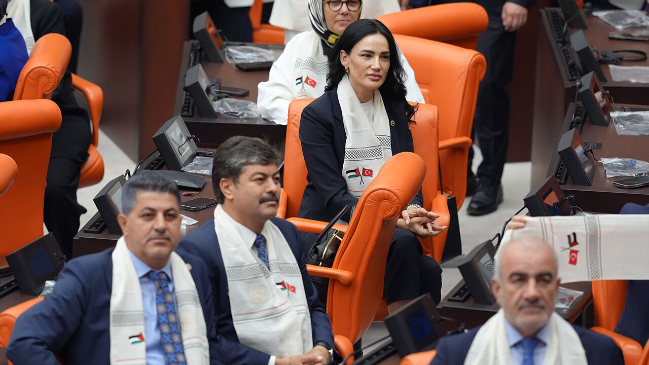 Mahmut Abbas TBMM'de konuştu! Salondaki fotoğraf detayı dikkat çekti Mahmut Abbas TBMM'de konuştu; salondaki fotoğraf detayı dikkat çekti - 6. Resim