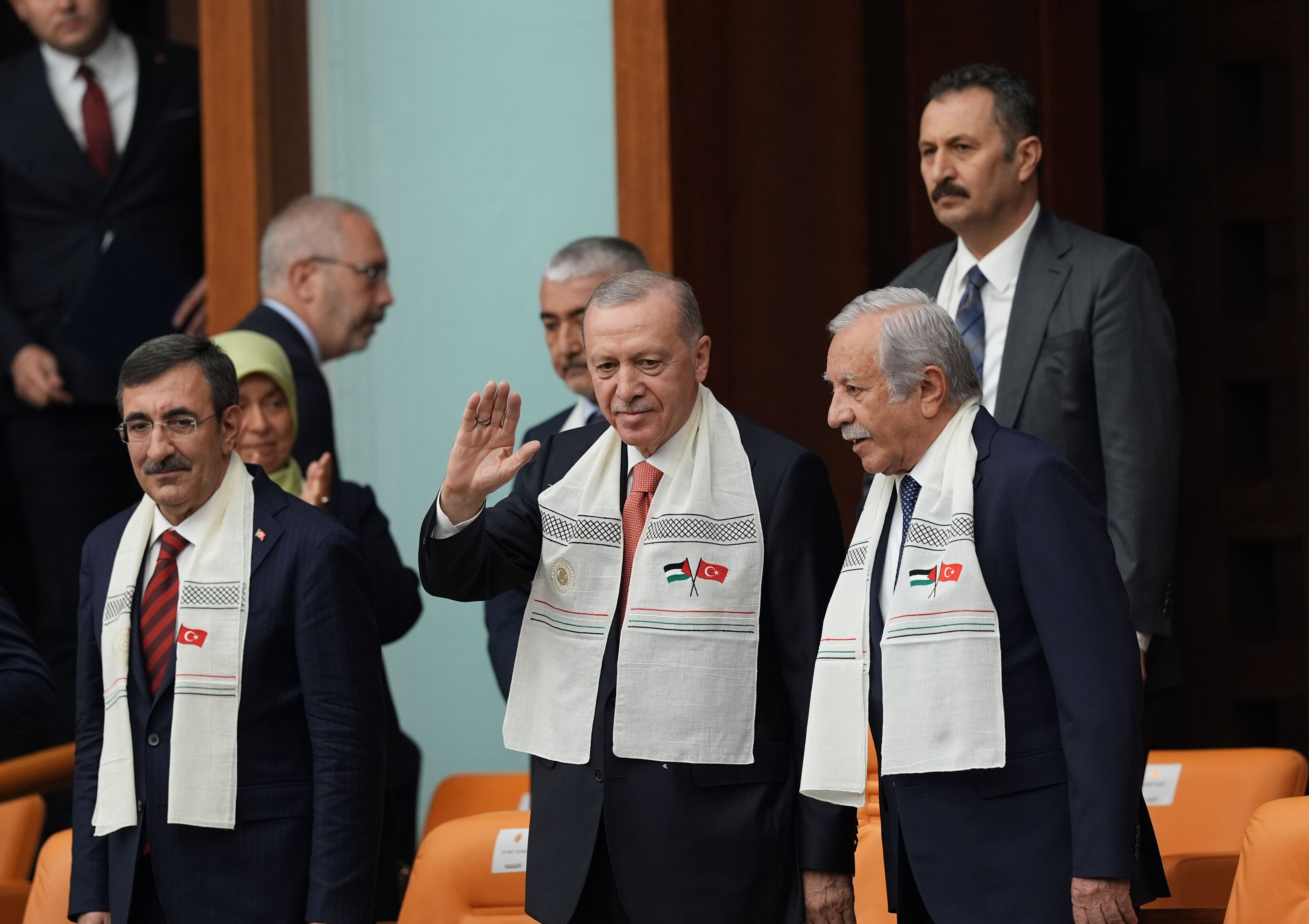 Mahmut Abbas TBMM'de konuştu! Salondaki fotoğraf detayı dikkat çekti Mahmut Abbas TBMM'de konuştu; salondaki fotoğraf detayı dikkat çekti - 2. Resim