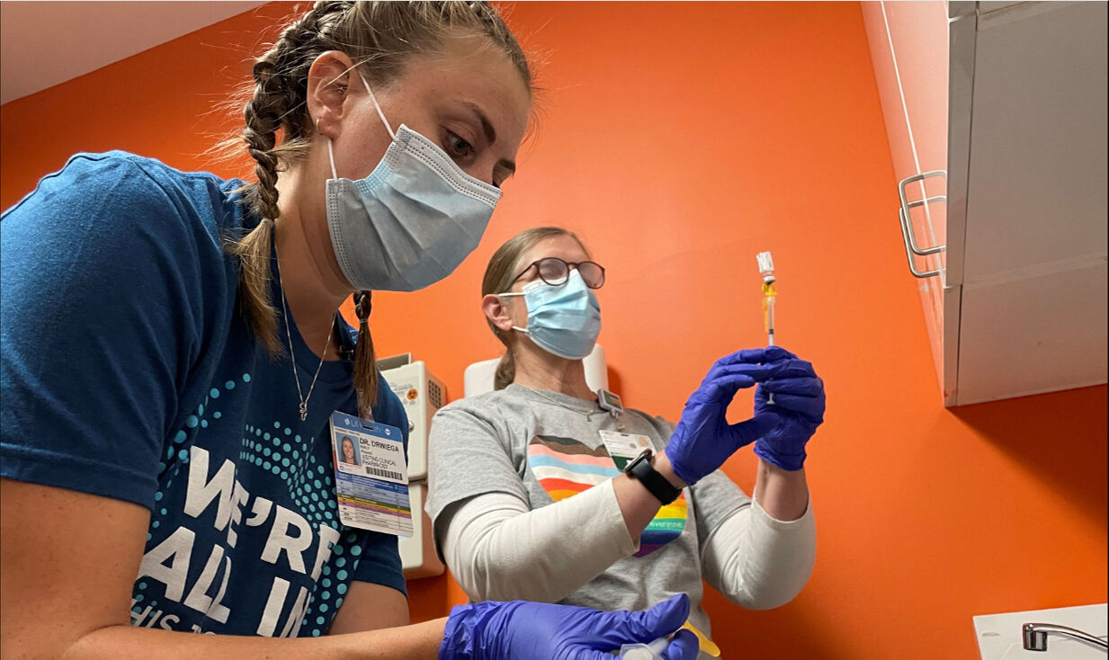 Maymun çiçeği virüsü cinsel yolla bulaşmaya ne zaman başladı? Neden önce eşcinseller aşılandı? Maymun Çiçeği virüsü cinsel yolla bulaşmaya ne zaman başladı? Neden eşcinseller aşılandı? - 3. Resim