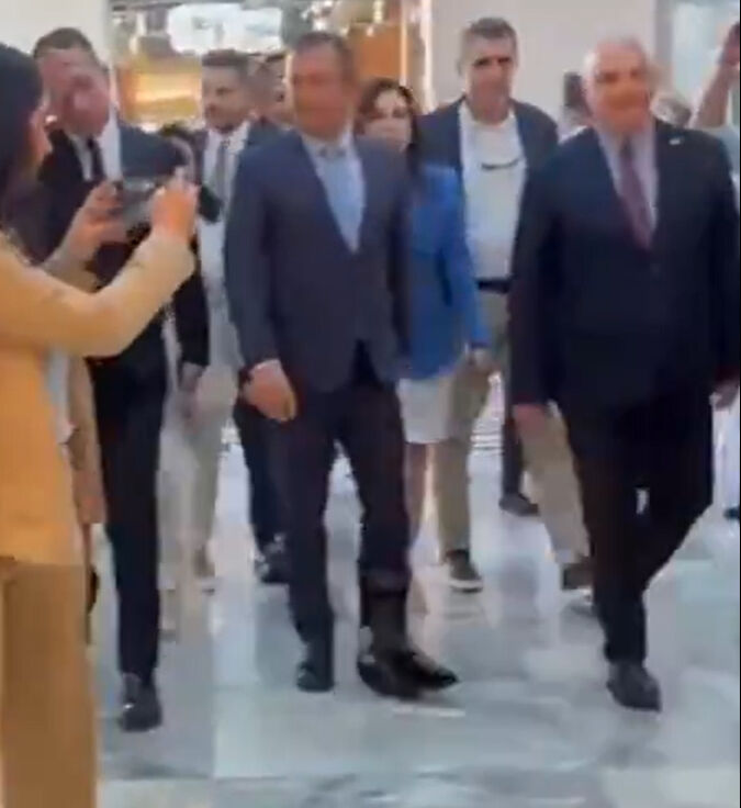 Ayağı kırılan Özgür Özel, Can Atalay oturumuna geldi - 1. Resim