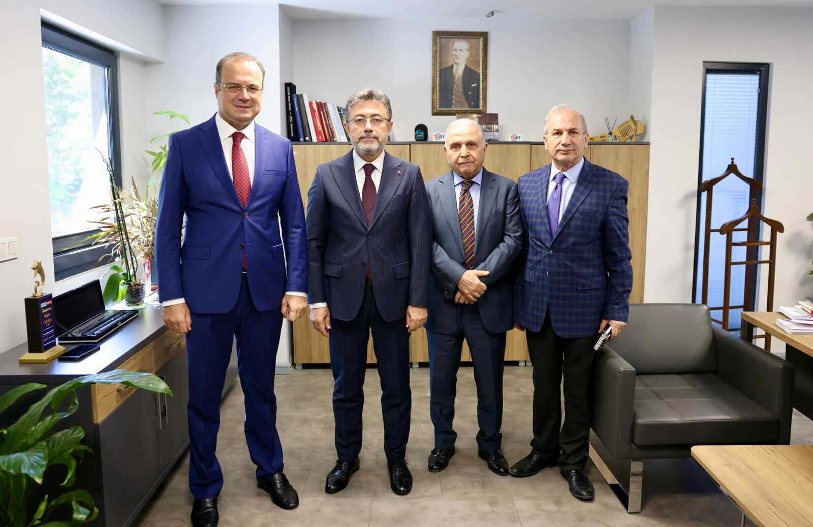 Bakan Yumaklı köpek lobisinin iftirasına uğrama korkusunu TGRT Haber’de anlattı: "Ölü köpeği kaldırmaya korkar olduk" - 1. Resim