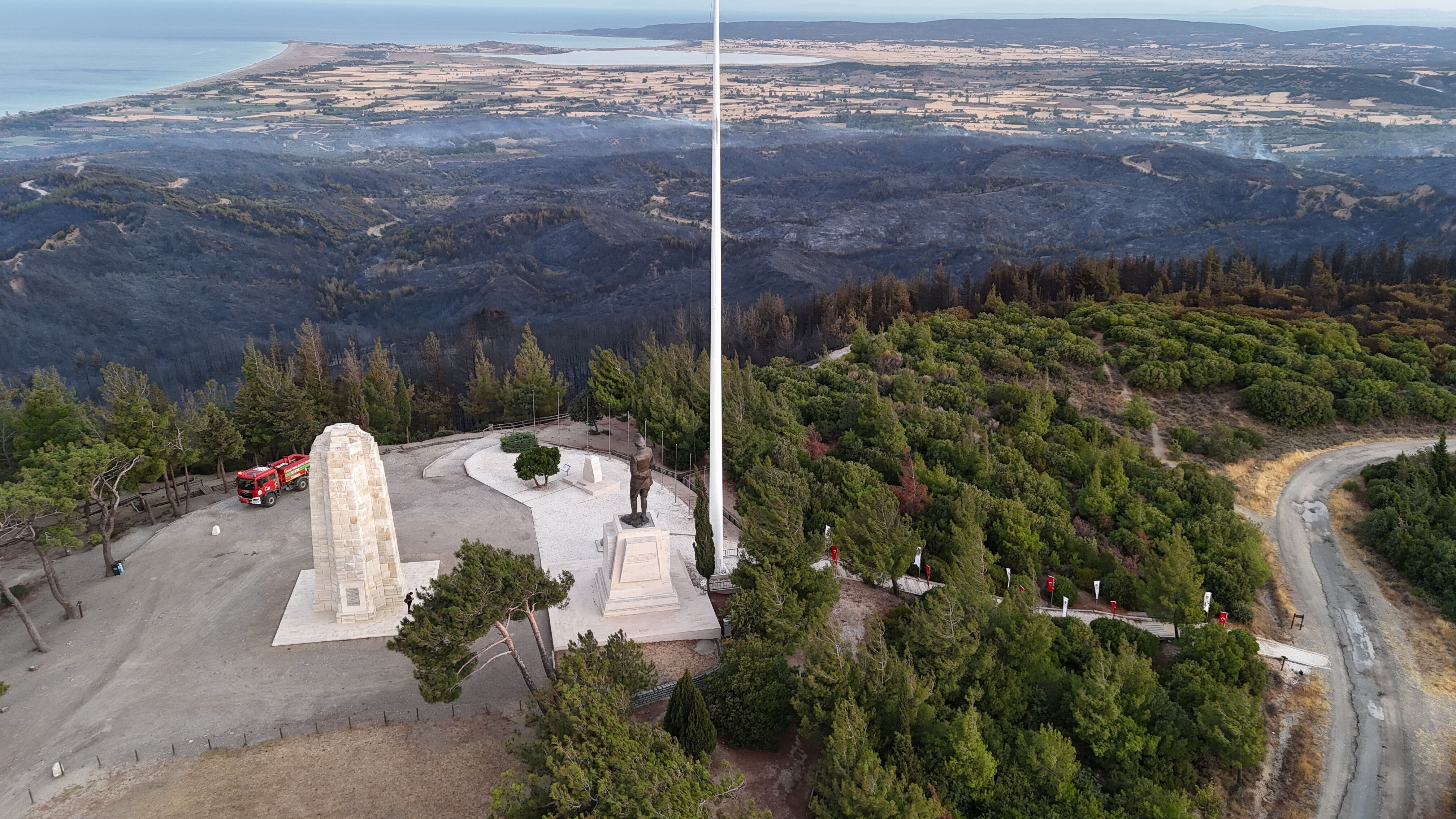Çanakkale'de büyük yangın! Tarihi Gelibolu Yarımadası'nda alevler kontrol altında Çanakkale'de büyük yangın! Tarihi Gelibolu Yarımadası alevlere teslim - 2. Resim