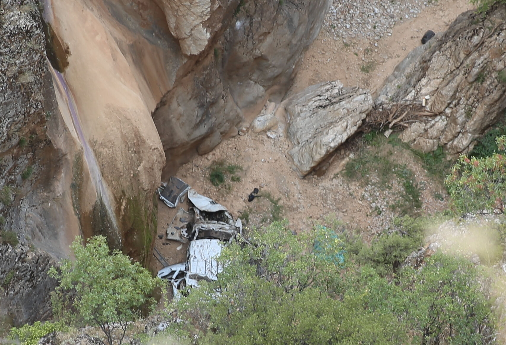 Denizli'de otomobil 200 metreden uçtu! Kayalıklarda can pazarı - 1. Resim
