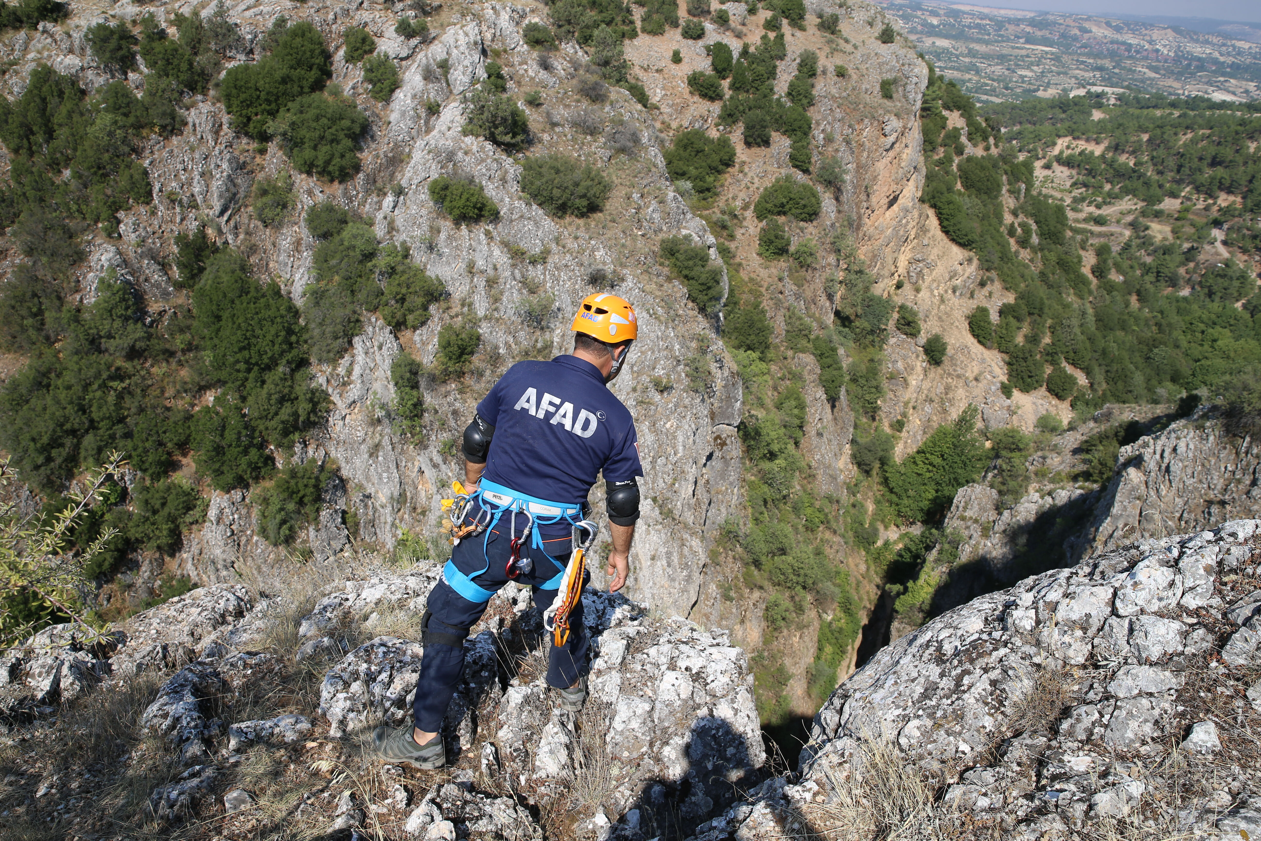 Denizli'de otomobil 200 metreden uçtu! Kayalıklarda can pazarı - 3. Resim