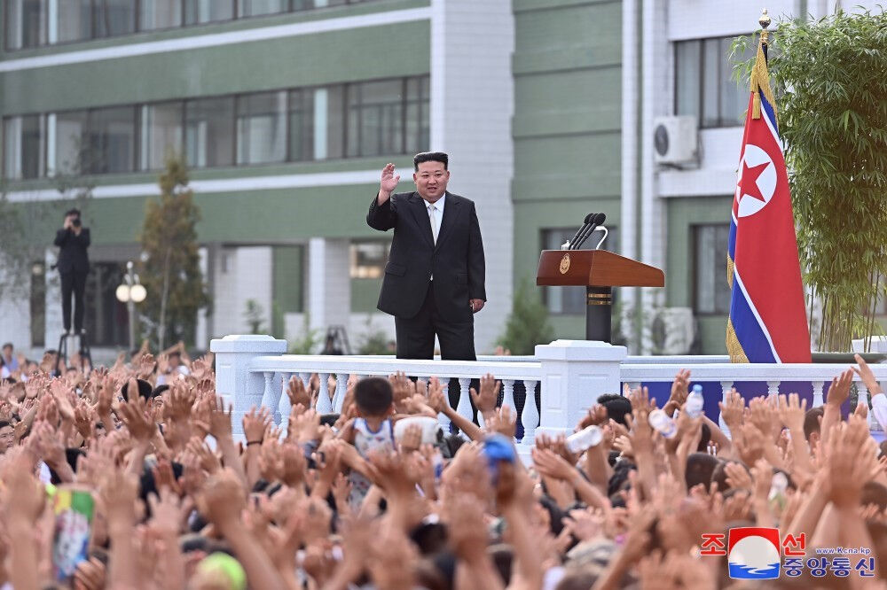 Dünyanın teklifini reddeden Kim Jong-Un binlerce sel mağdurunu başkente getirdi - 3. Resim