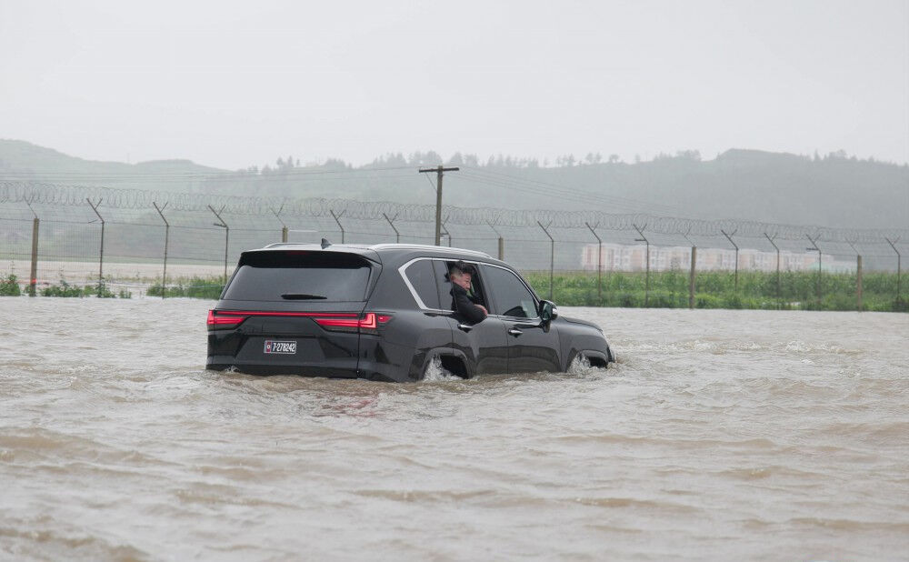 Dünyanın teklifini reddeden Kim Jong-Un binlerce sel mağdurunu başkente getirdi - 1. Resim