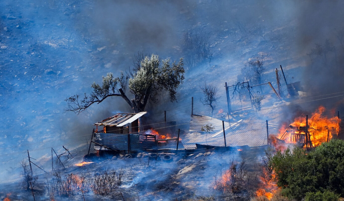 İzmir yanıyor! Alevler evlere sıçradı, tahliye çağrısı yapılıyor - 3. Resim