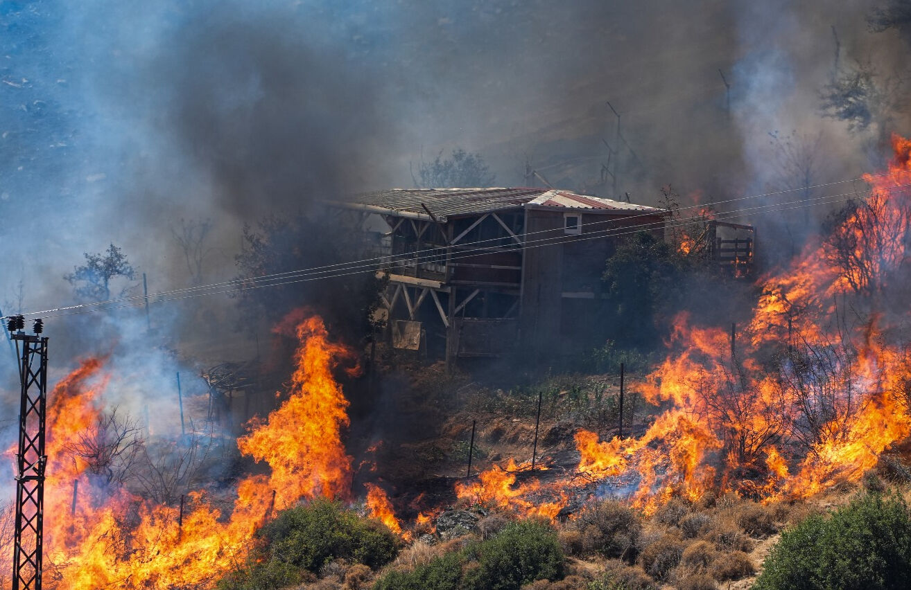 İzmir yanıyor! Alevler evlere sıçradı, tahliye çağrısı yapılıyor - 1. Resim