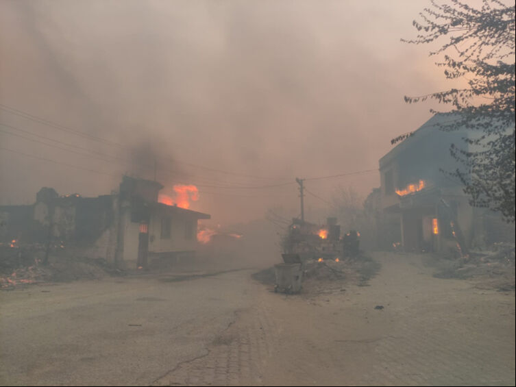 İzmir'deki yangında korkunç bilanço! 16 ev kül oldu, 84'ü tahliye edildi - 3. Resim