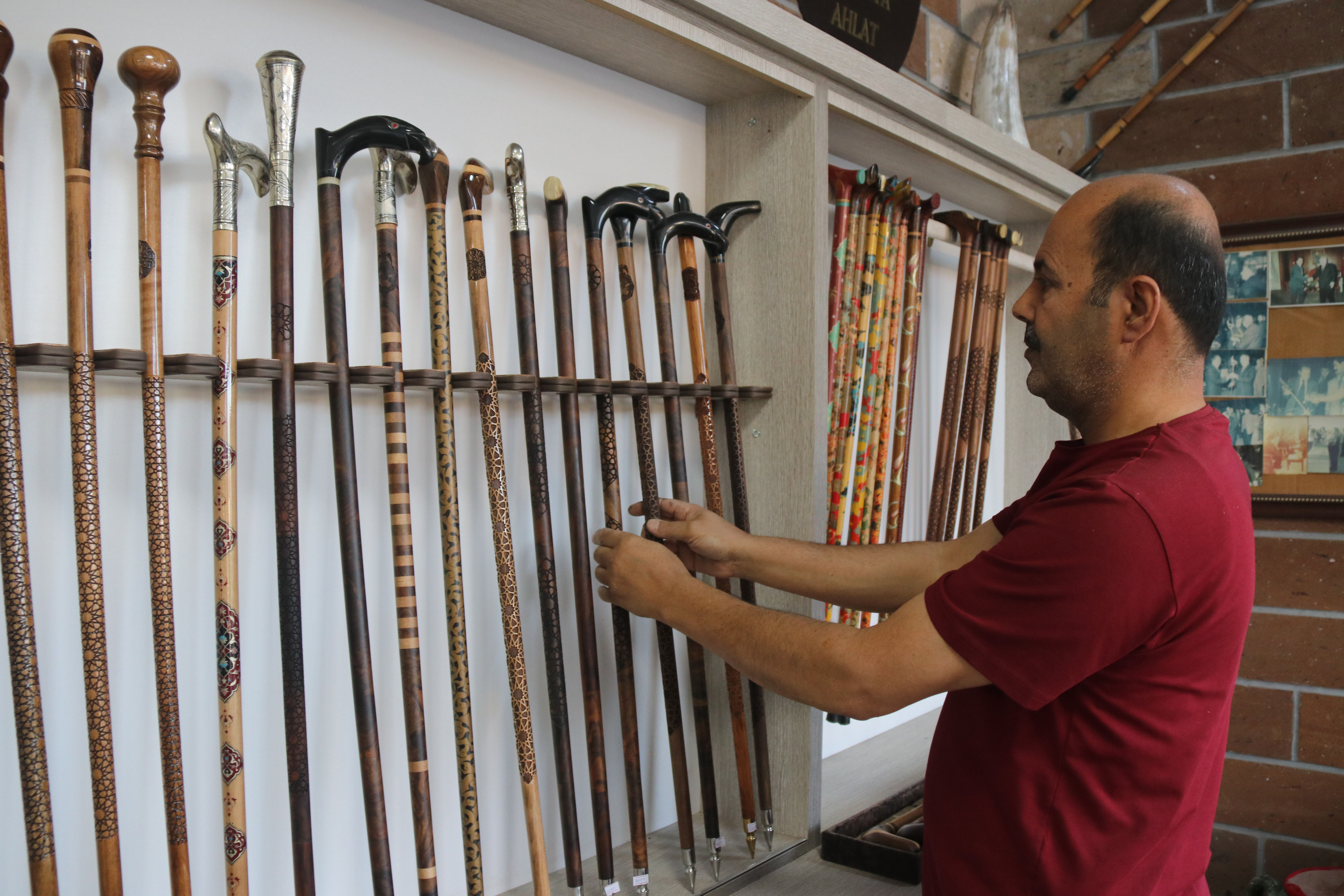 Malazgirt'e özel 1000 yıllık bastonlar yaptı! Ahlatlı usta kutlamalar için özel ceviz ağacı kullanıyor - 1. Resim