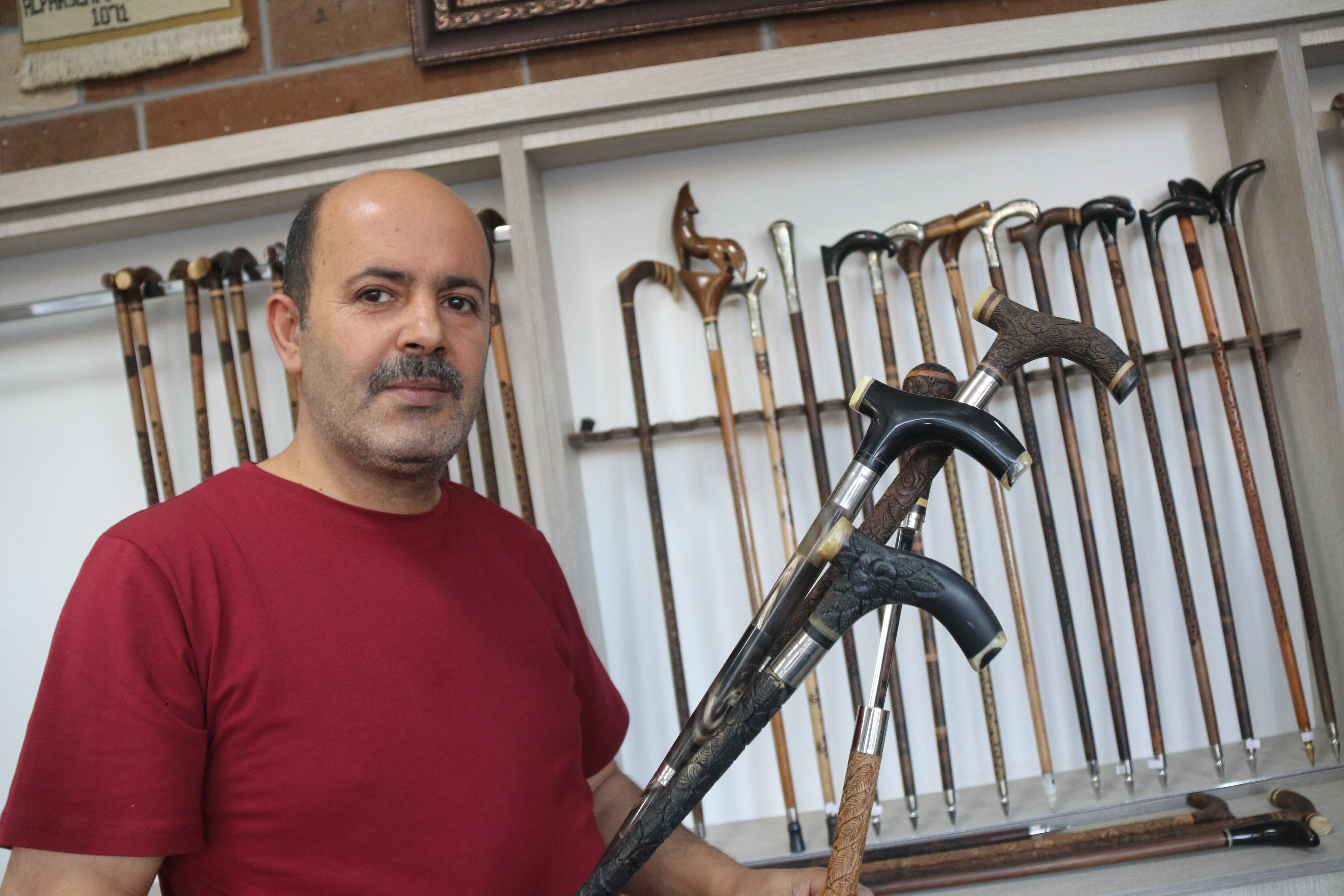 Malazgirt'e özel 1000 yıllık bastonlar yaptı! Ahlatlı usta kutlamalar için özel ceviz ağacı kullanıyor - 5. Resim